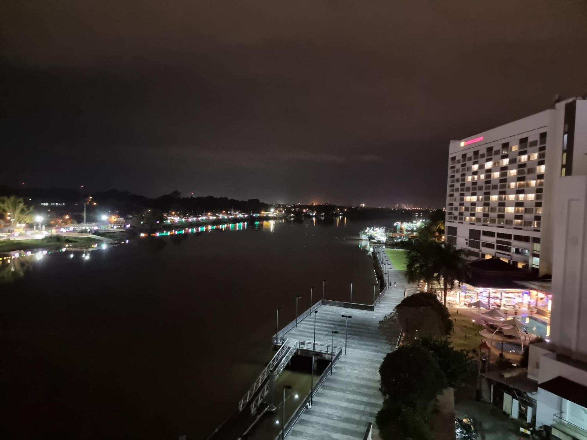 Cozzzy Hut Riverbank Suites Kuching With Spectacular River View Eksteriør bilde
