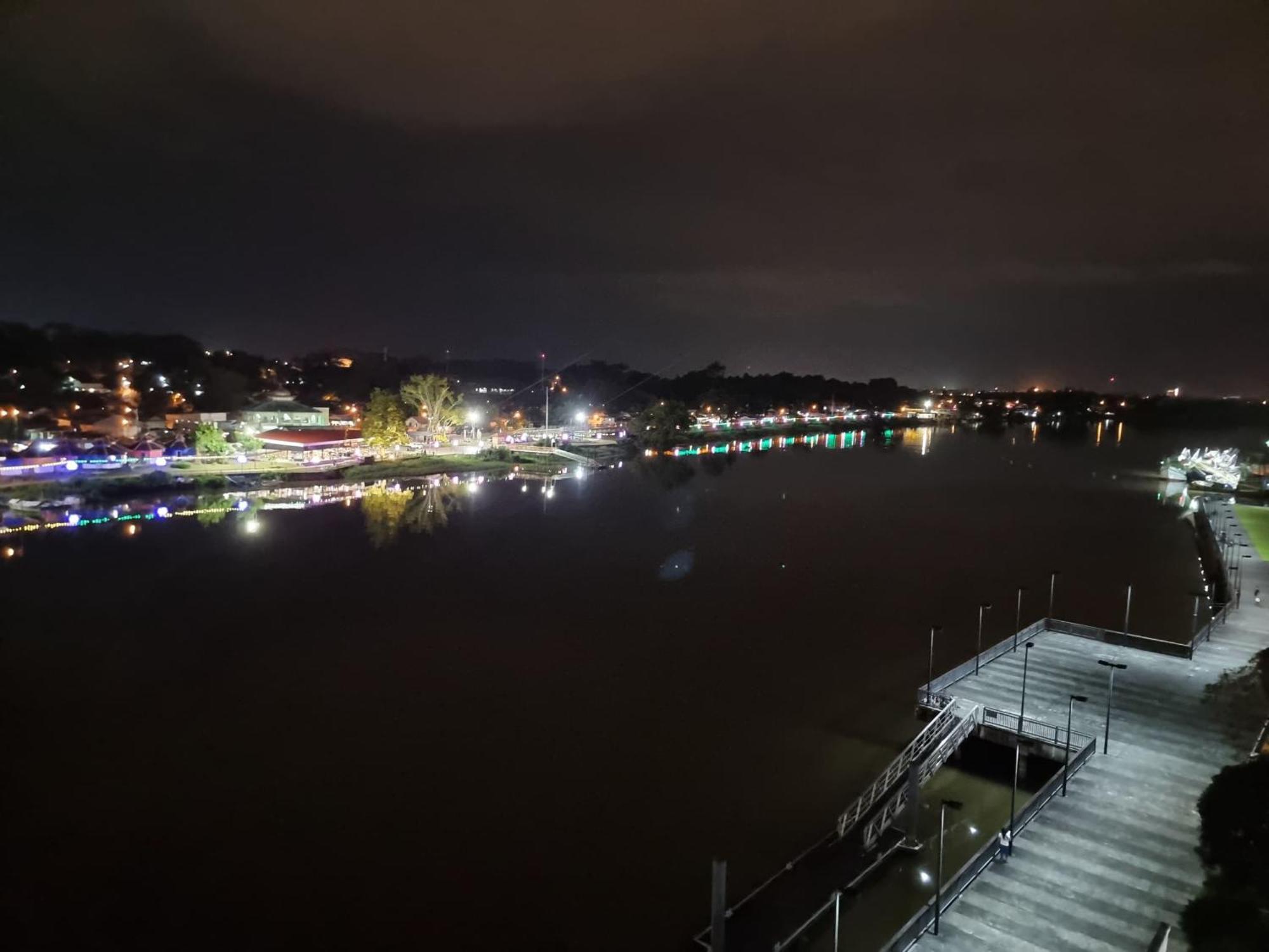 Cozzzy Hut Riverbank Suites Kuching With Spectacular River View Eksteriør bilde