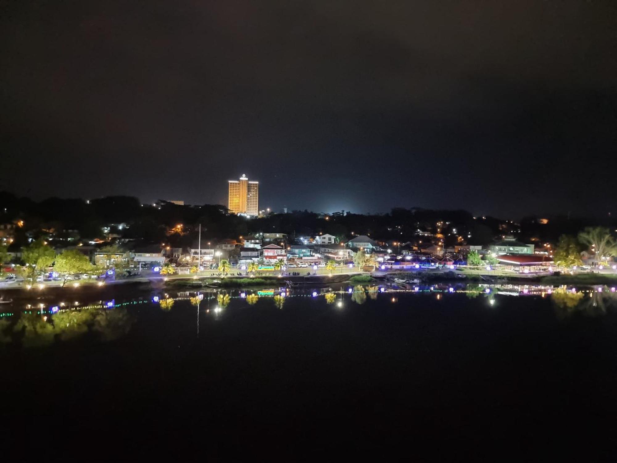 Cozzzy Hut Riverbank Suites Kuching With Spectacular River View Eksteriør bilde