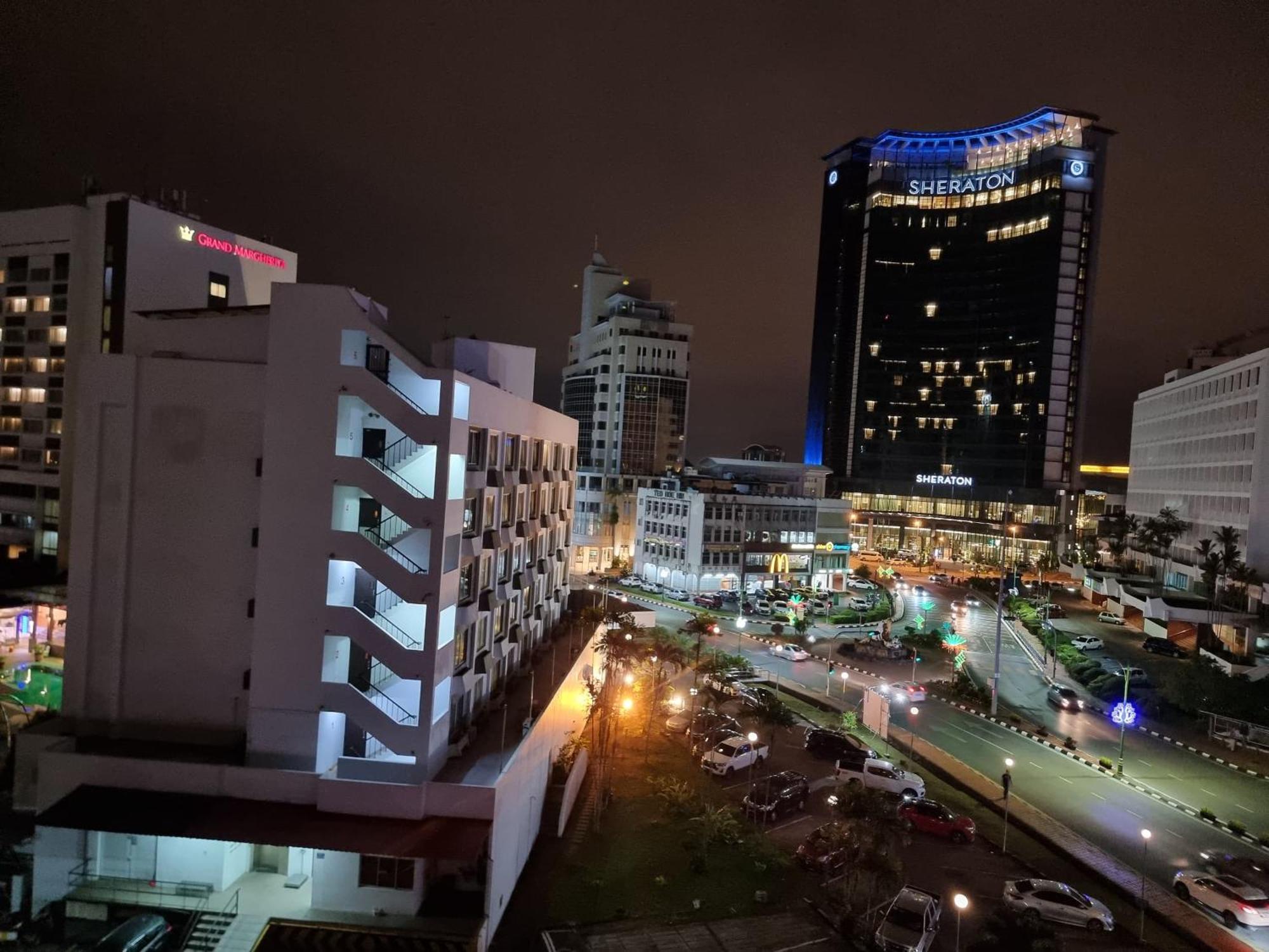 Cozzzy Hut Riverbank Suites Kuching With Spectacular River View Eksteriør bilde