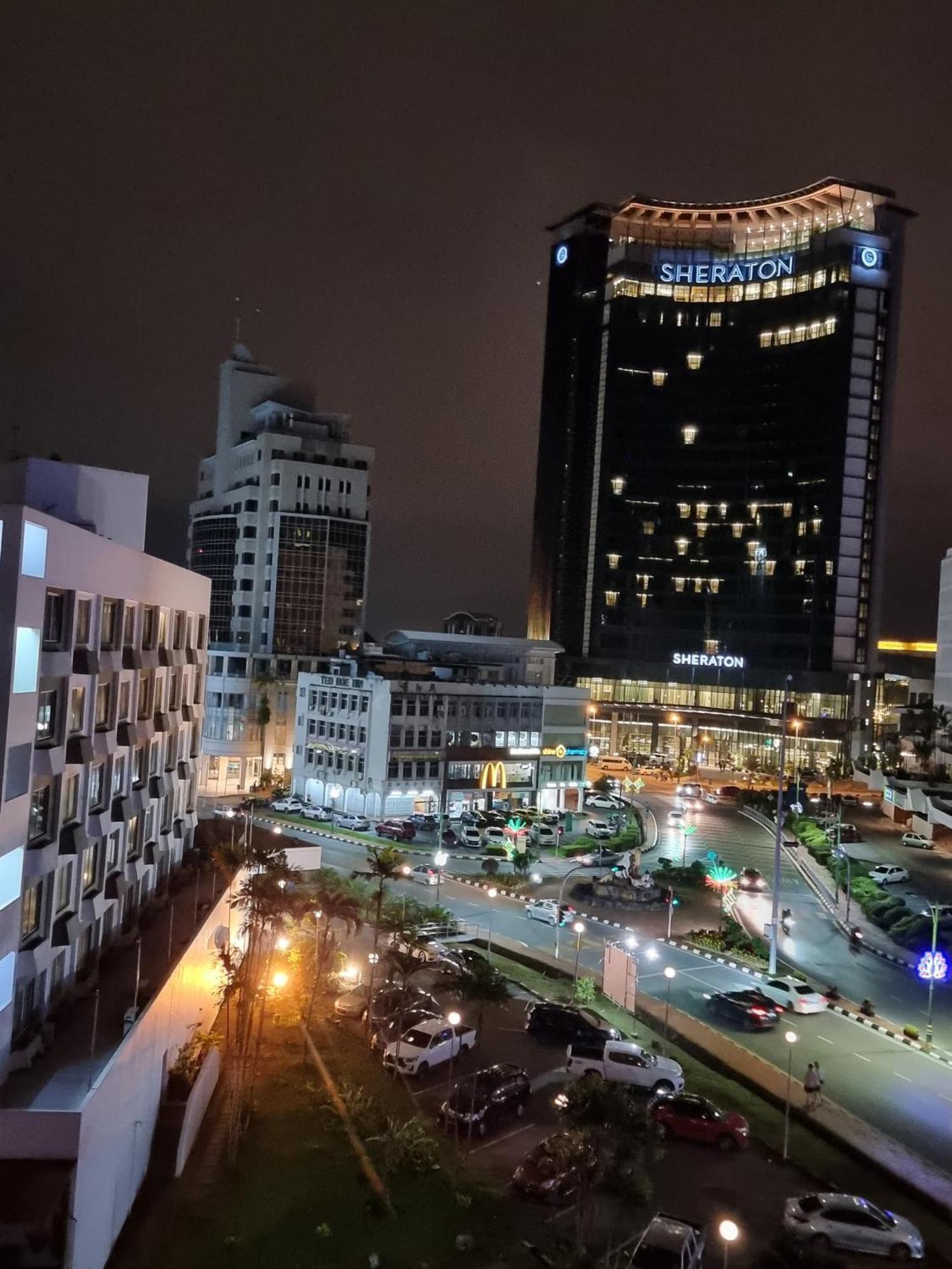 Cozzzy Hut Riverbank Suites Kuching With Spectacular River View Eksteriør bilde