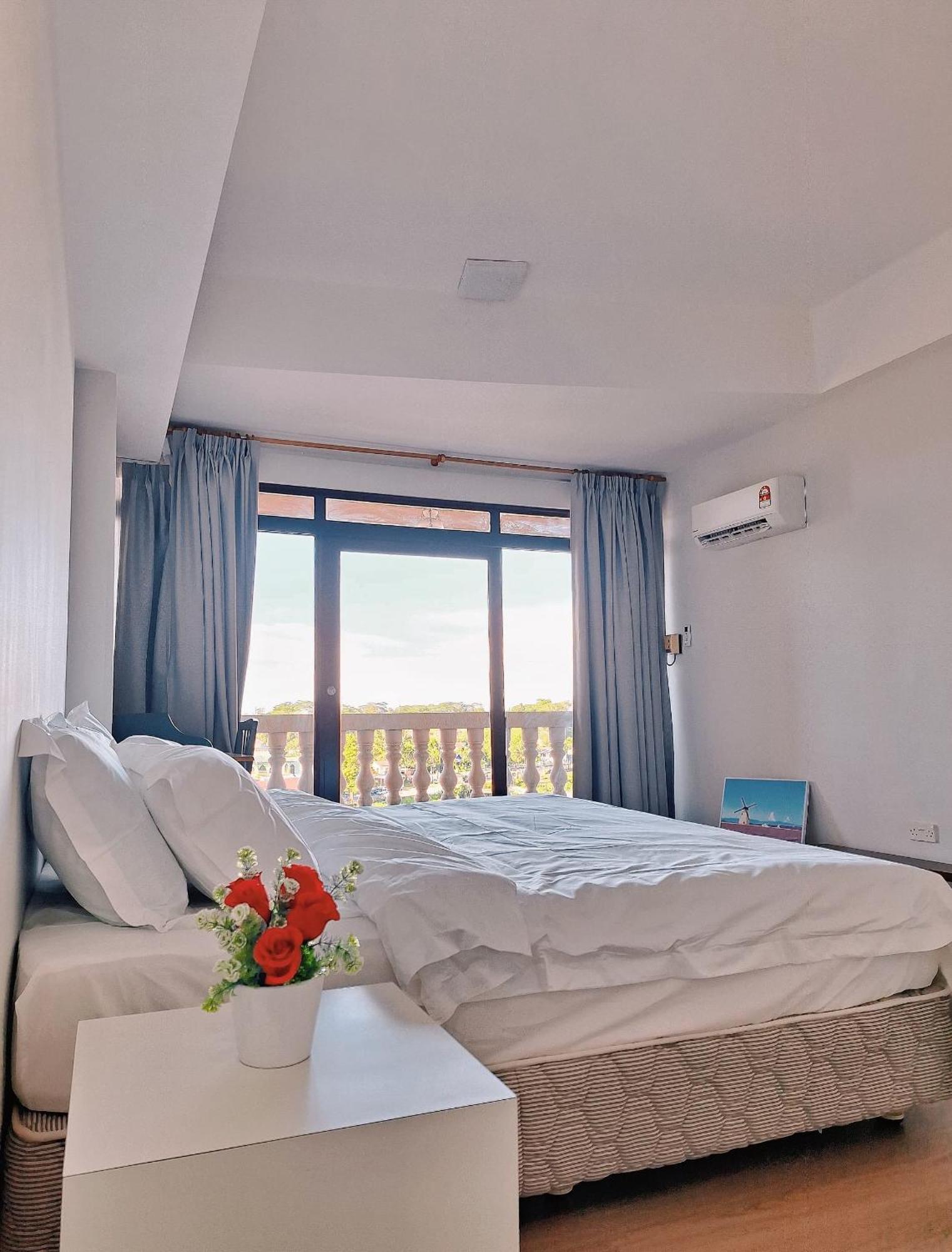 Cozzzy Hut Riverbank Suites Kuching With Spectacular River View Eksteriør bilde