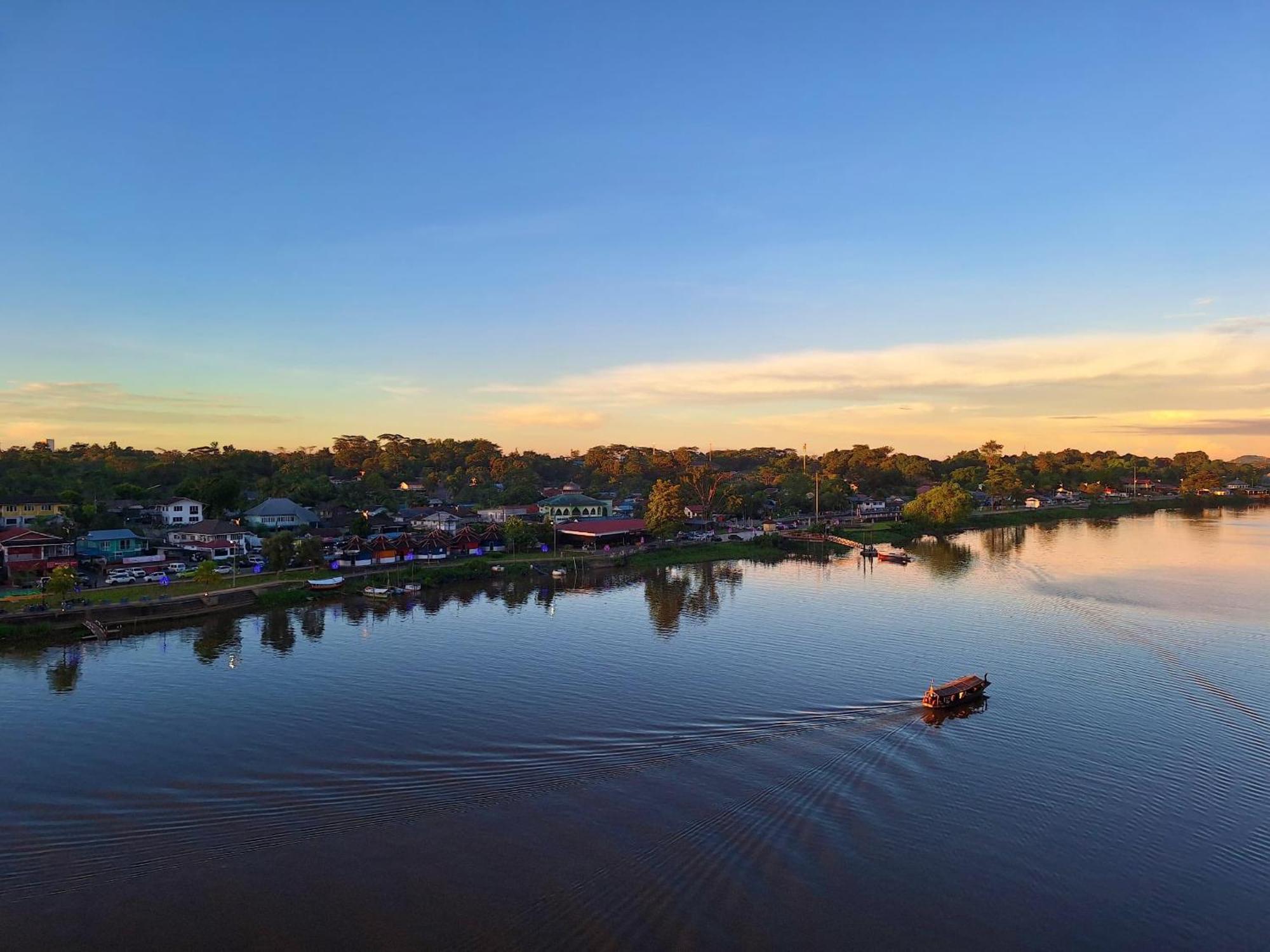 Cozzzy Hut Riverbank Suites Kuching With Spectacular River View Eksteriør bilde