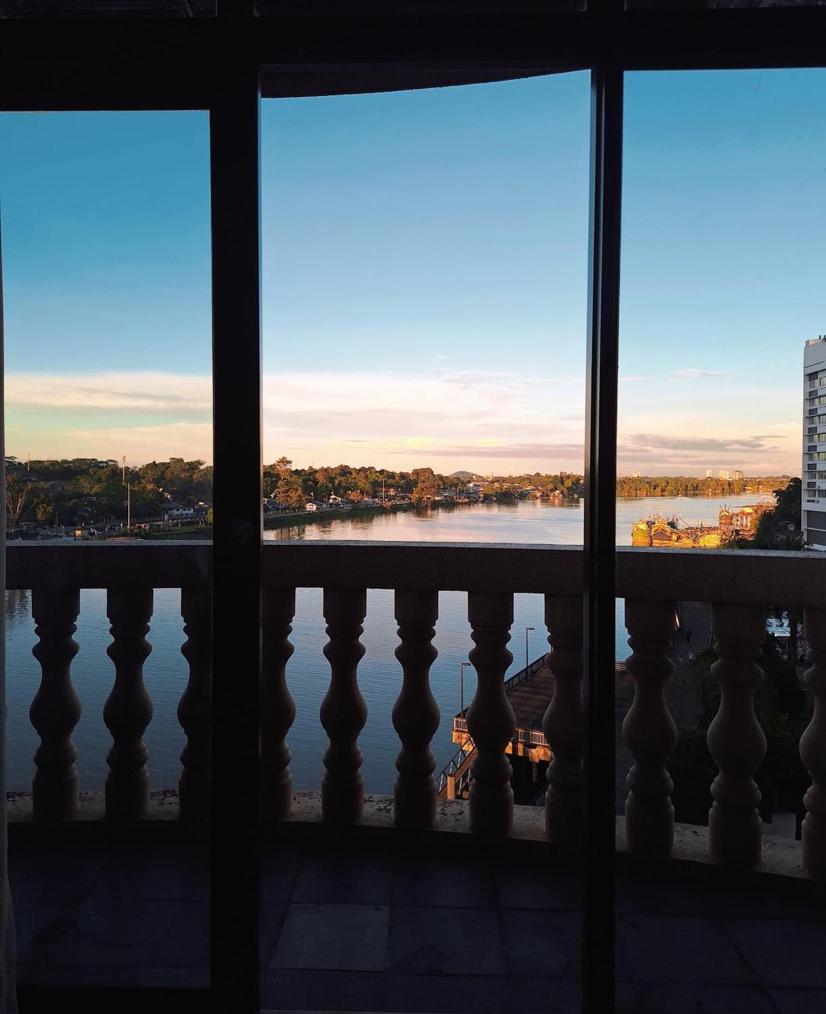 Cozzzy Hut Riverbank Suites Kuching With Spectacular River View Eksteriør bilde