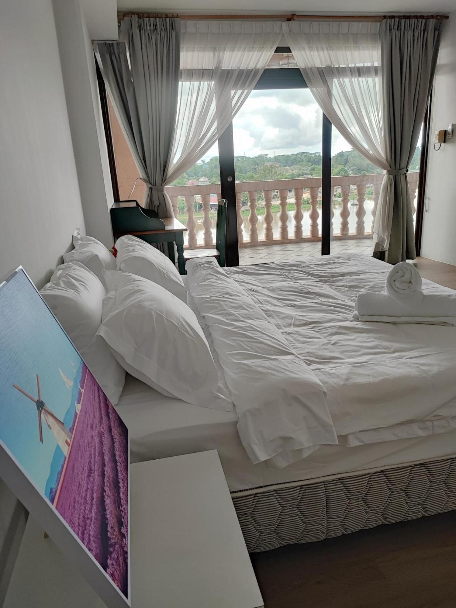 Cozzzy Hut Riverbank Suites Kuching With Spectacular River View Eksteriør bilde