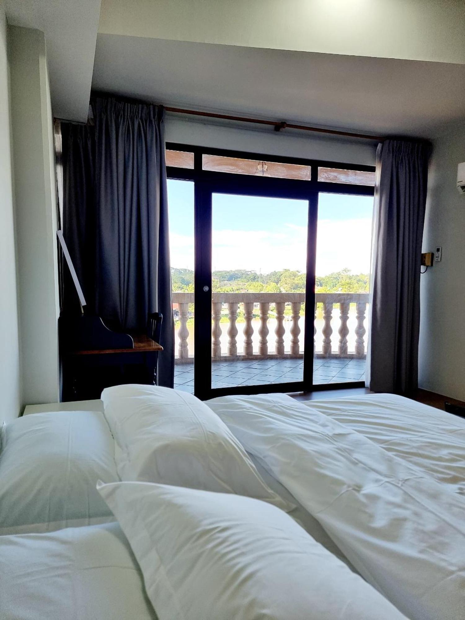 Cozzzy Hut Riverbank Suites Kuching With Spectacular River View Eksteriør bilde